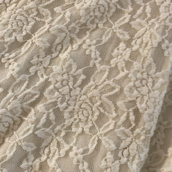 Like New 🌺 Hollister Embroidered Lace Small Skirt w/a Built in Slip..Beautiful - Picture 8 of 10